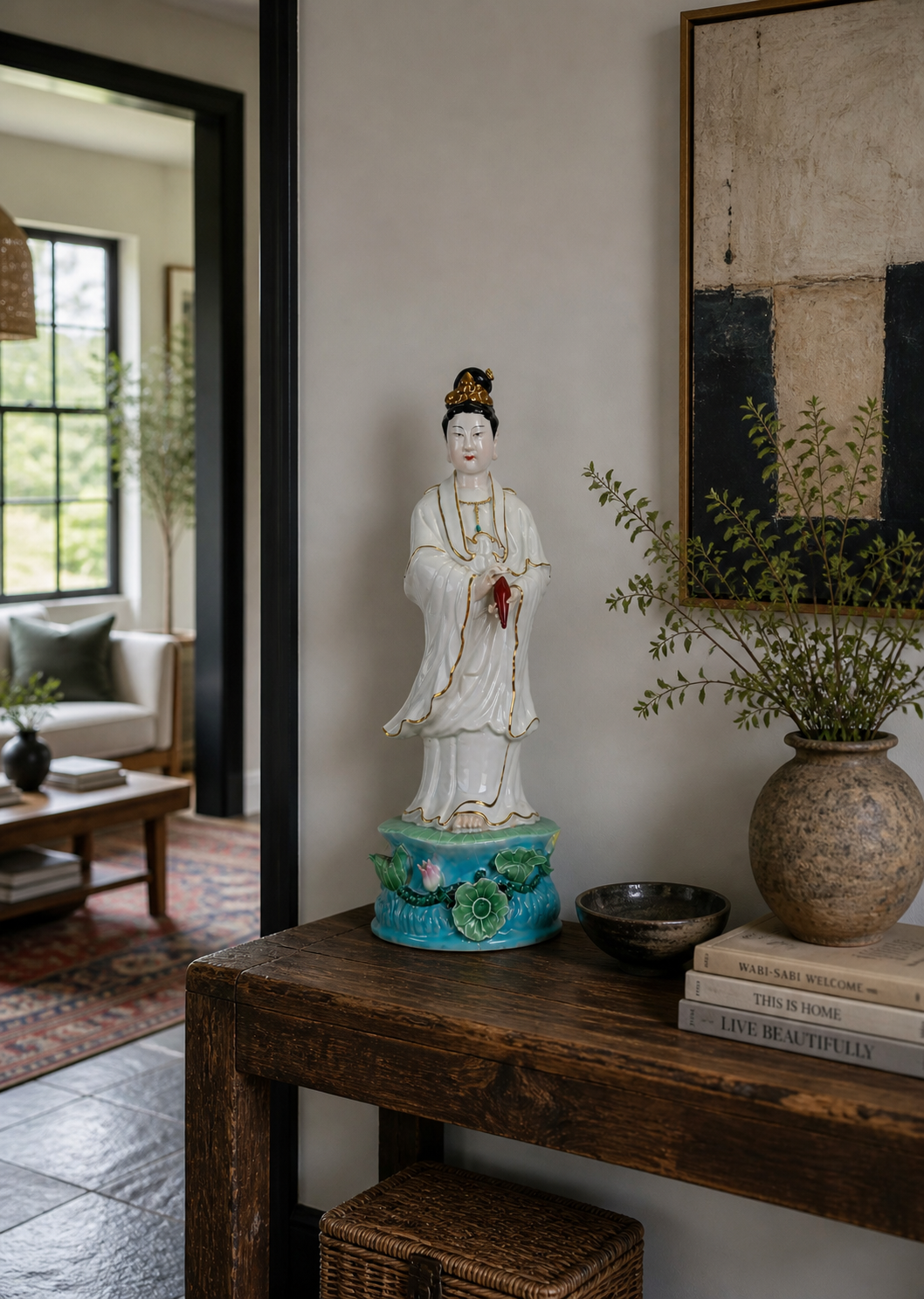 Wit geglazuurd Guan Yin beeld van 3 kg op een kleurrijk lotus voetstuk.