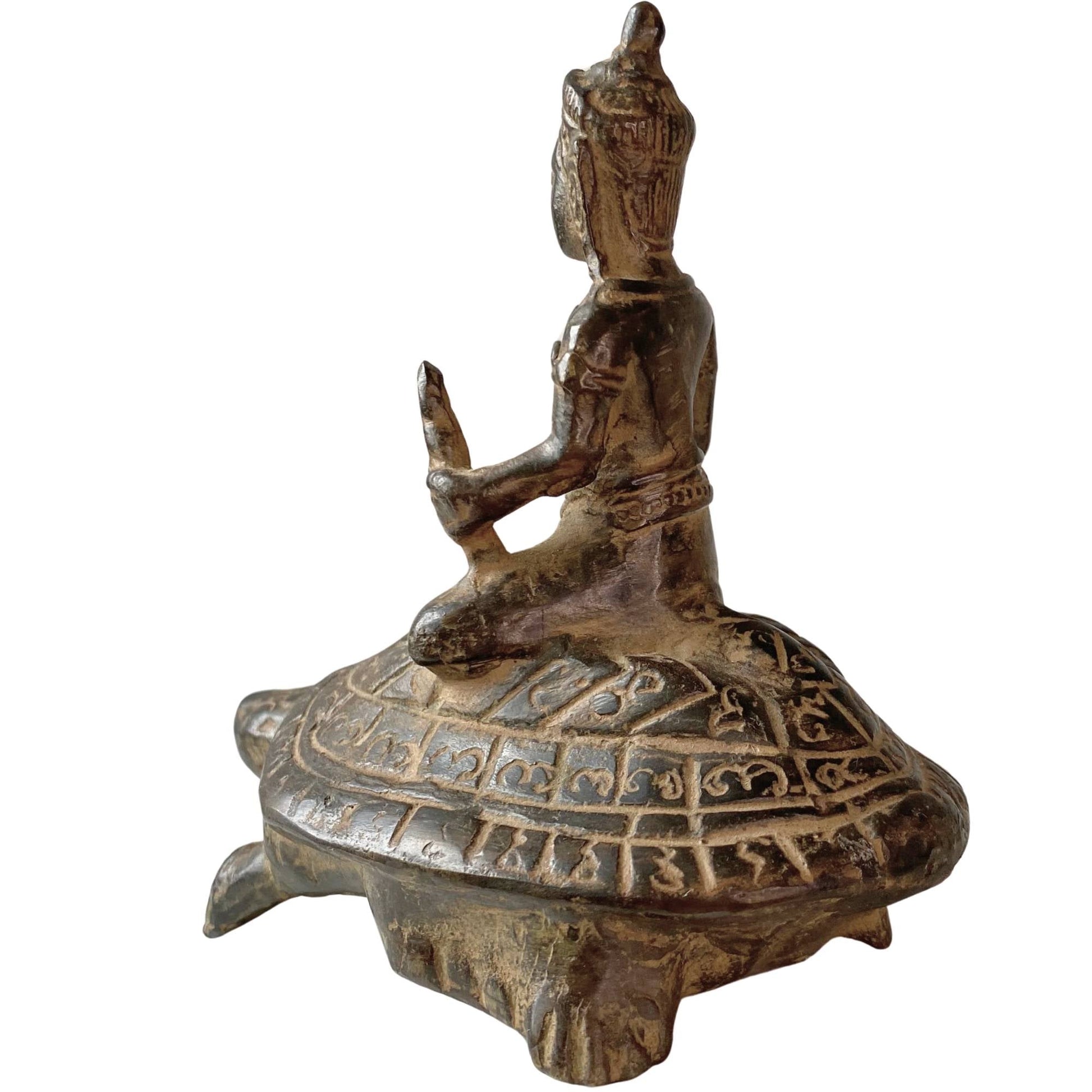 Detail van rituele yantra inscripties op een bronzen schildpad beeld