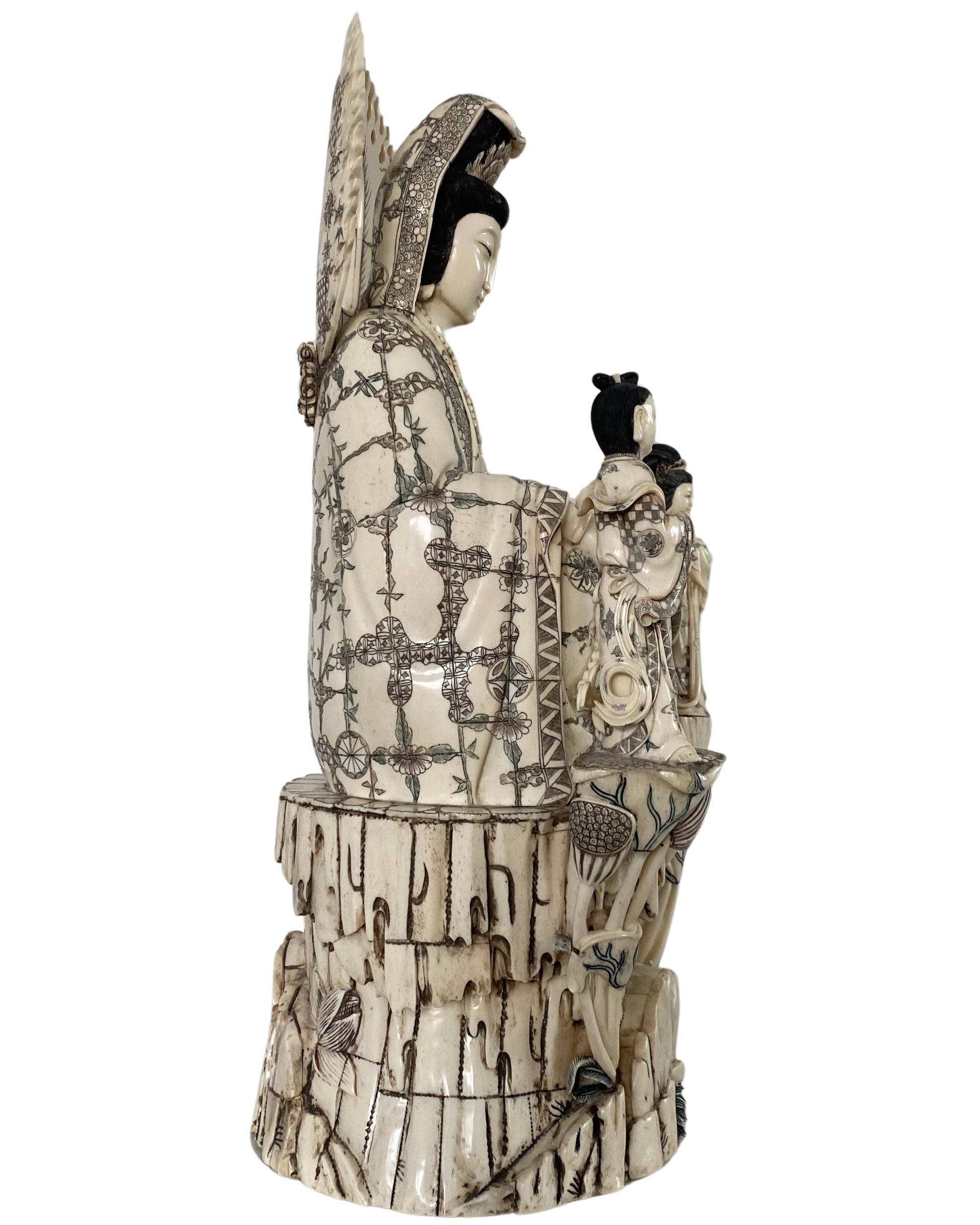 Large 60 cm Chinese Guanyin sculpture in carved bone, Late Qing attribution