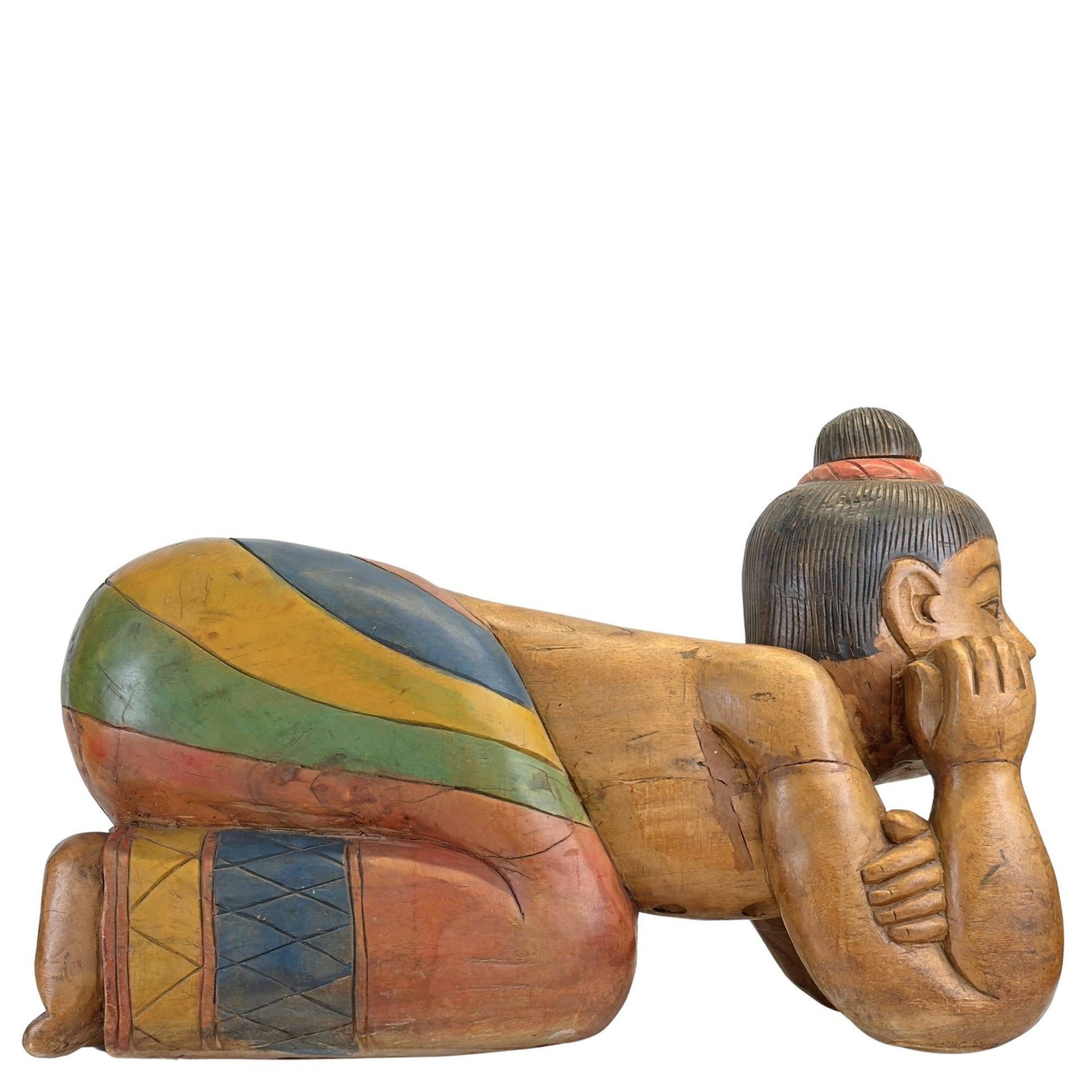 Zijaanzicht van een antiek Chinees gelukskind met originele polychromie.