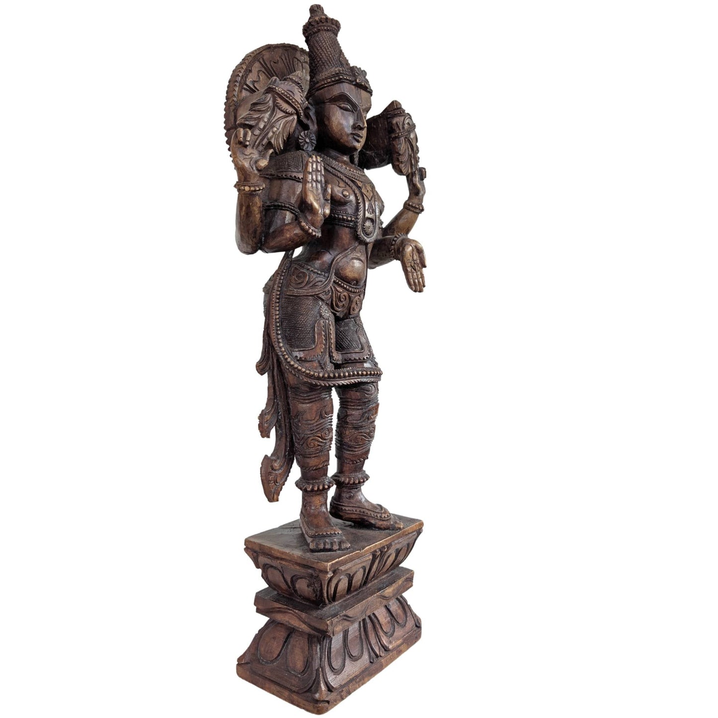 Vishnu afgebeeld met de Shanka kinkhoorn en Chakra discus.
