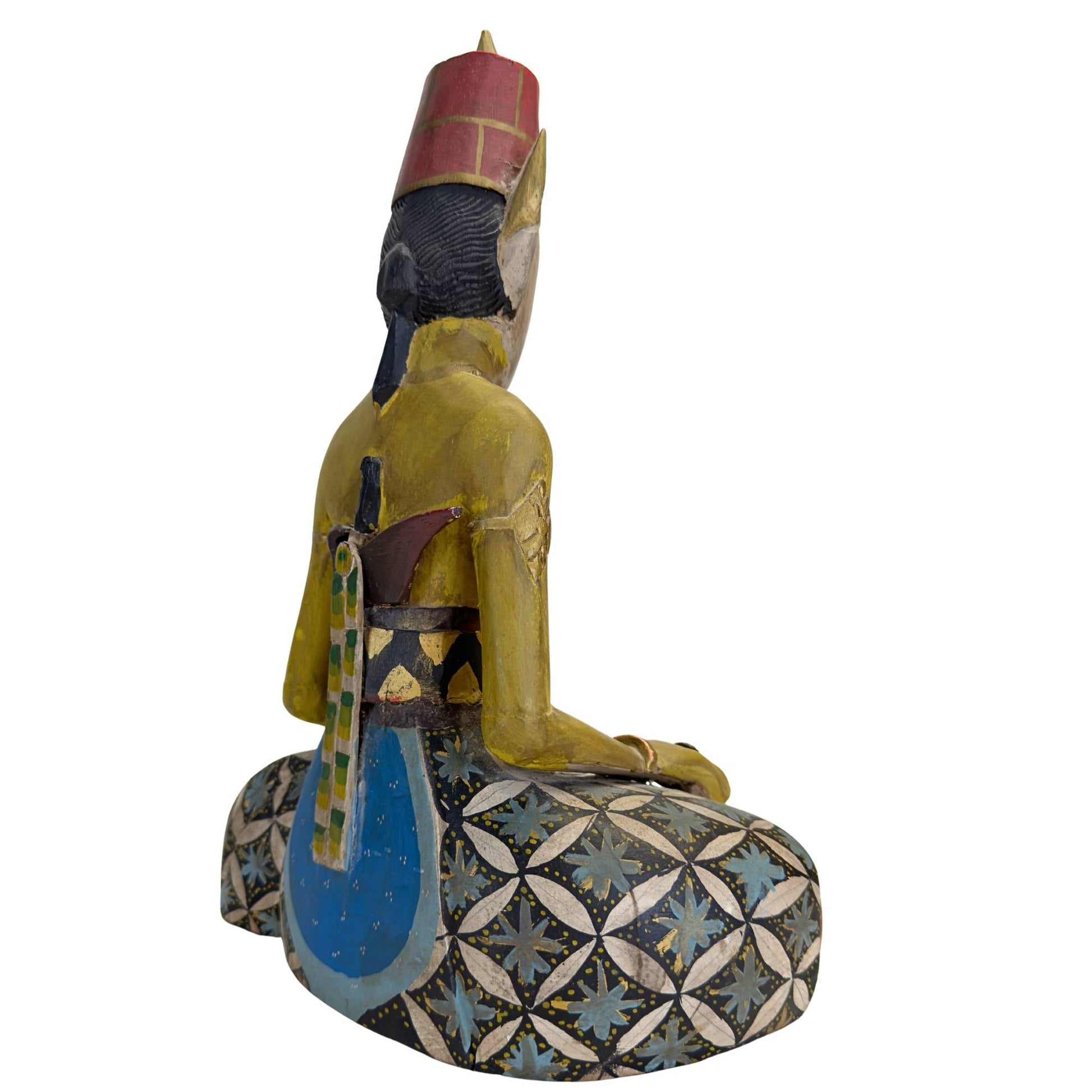 Mannelijke Loro Blonyo figuur met traditionele kuluk en kris op de rug.
