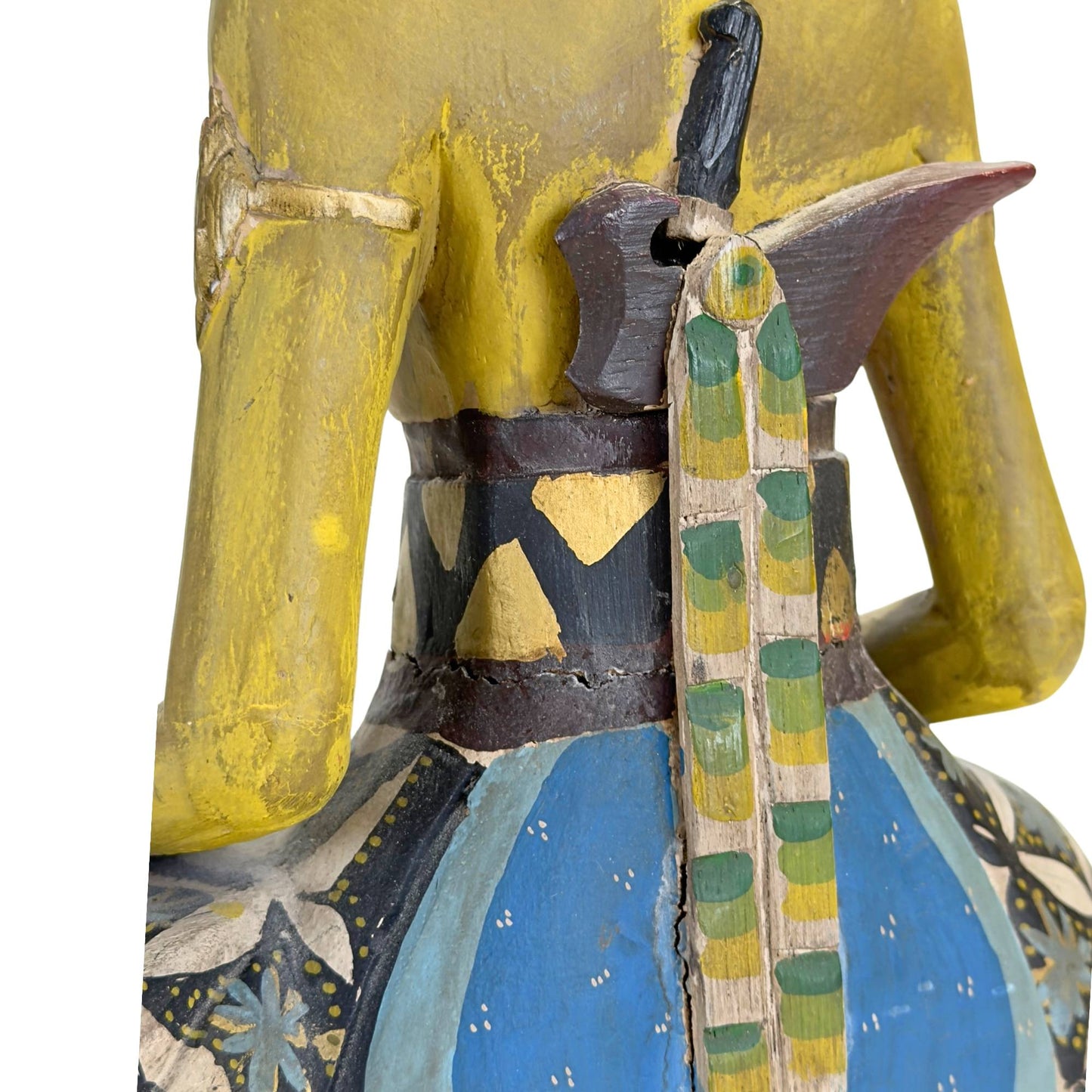 Profiel van de vrouwelijke figuur met focus op de gracieuze zithouding.