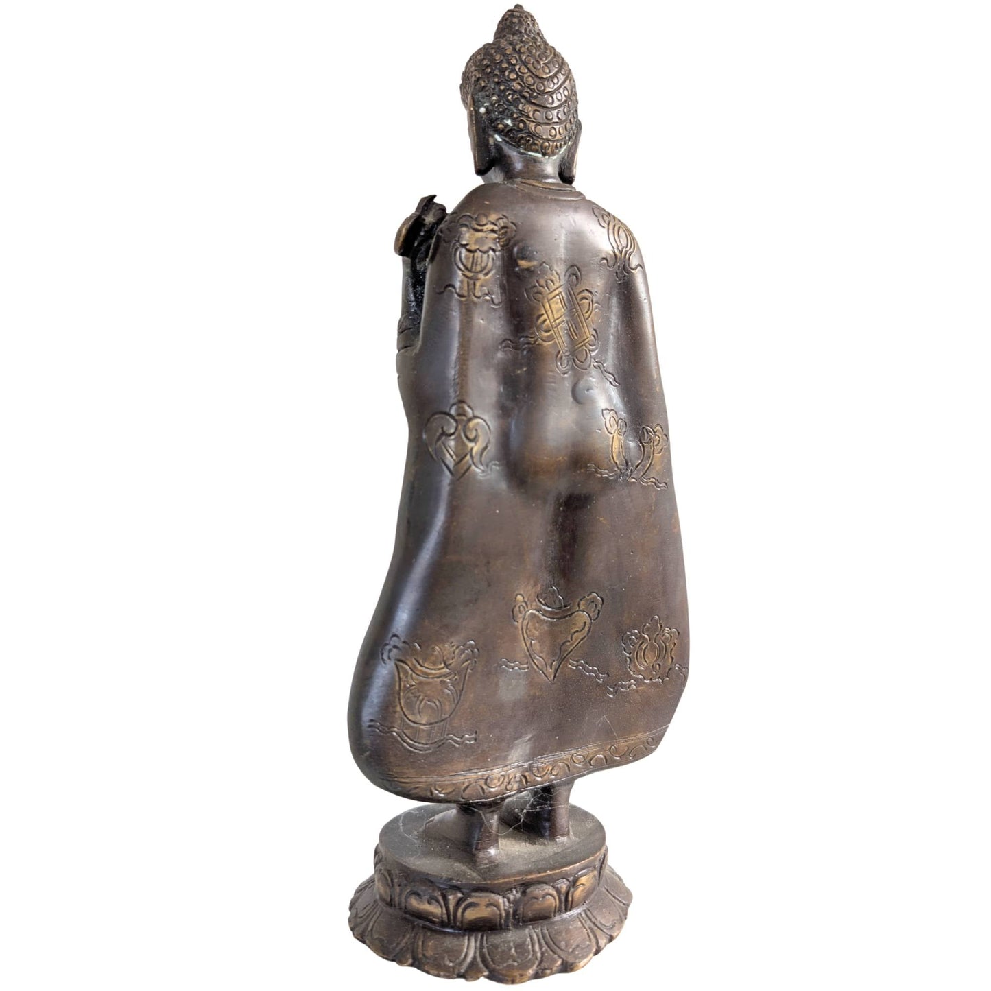 De Boeddha staand op een traditionele dubbele lotus basis van massief brons.