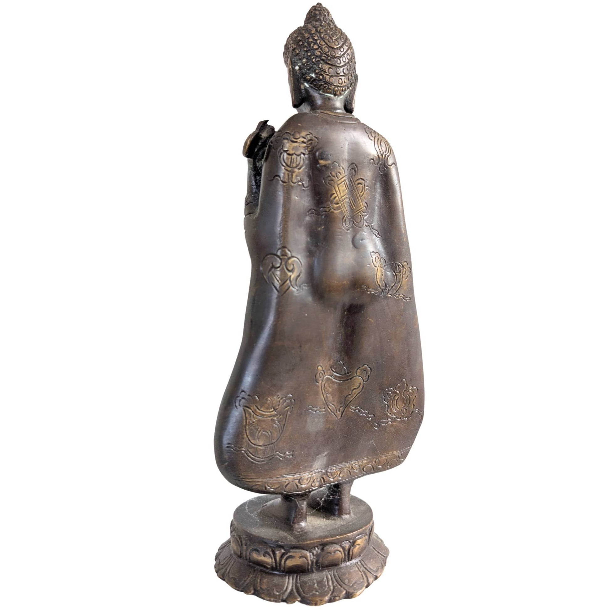 De Boeddha staand op een traditionele dubbele lotus basis van massief brons.