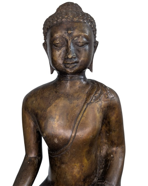 Antiek Boeddha beeld gezeten op een traditionele lotus troon.