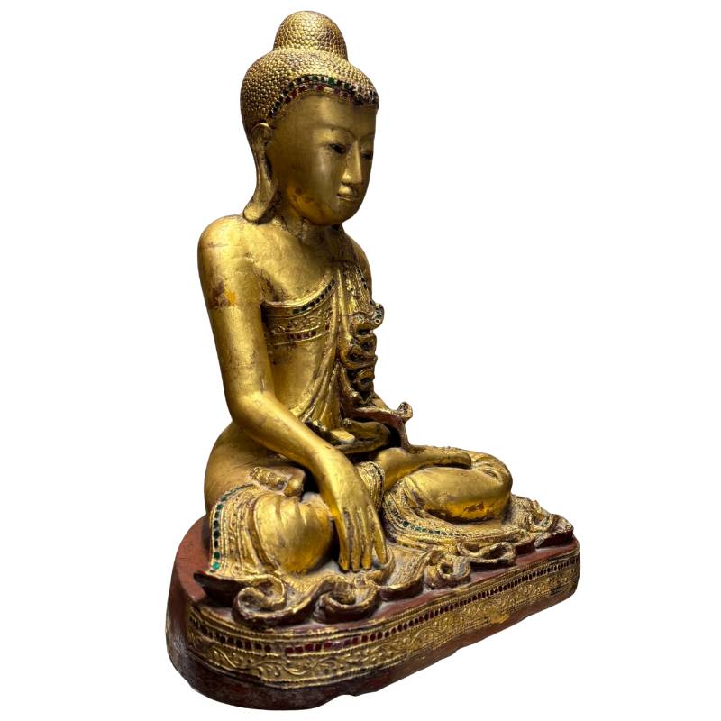 Mandalay Boeddha in Bhumisparsha mudra als symbool voor aarding, bescherming en verlichting