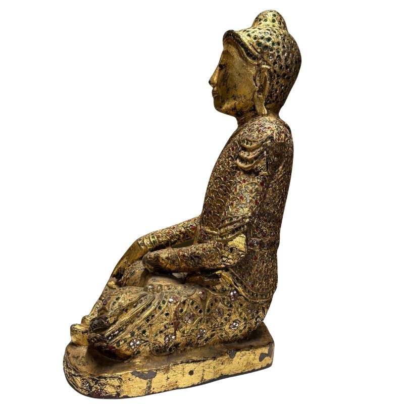 Mandalay Boeddha met goudkleurige afwerking als symbool voor rust, balans en spirituele stabiliteit