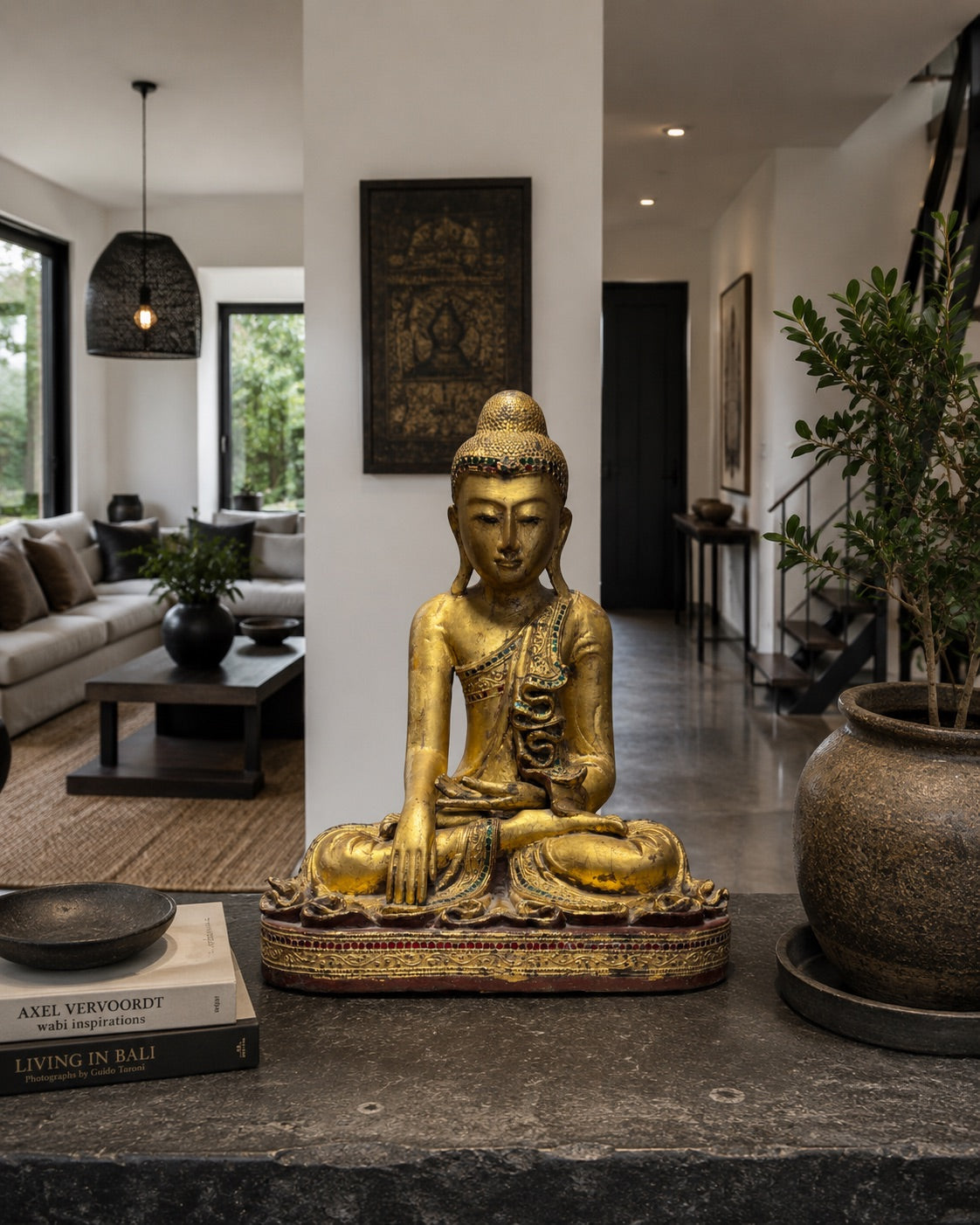 Mandalay Boeddha met kleine spiegelglasdetails die verwijzen naar Birmaanse tempelkunst