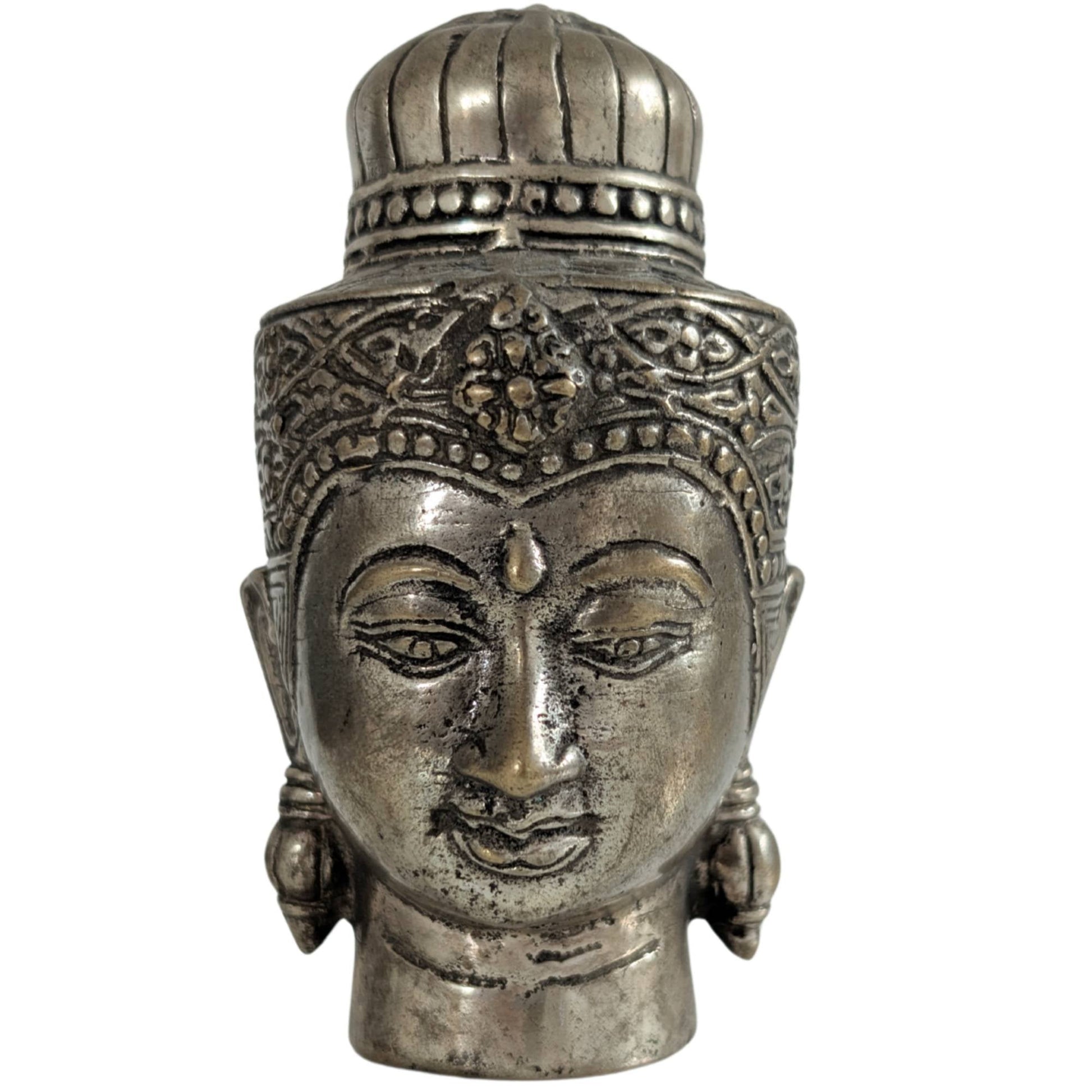 Vooraanzicht van een zwaar massief bronzen Boeddha hoofd met verzilvering.