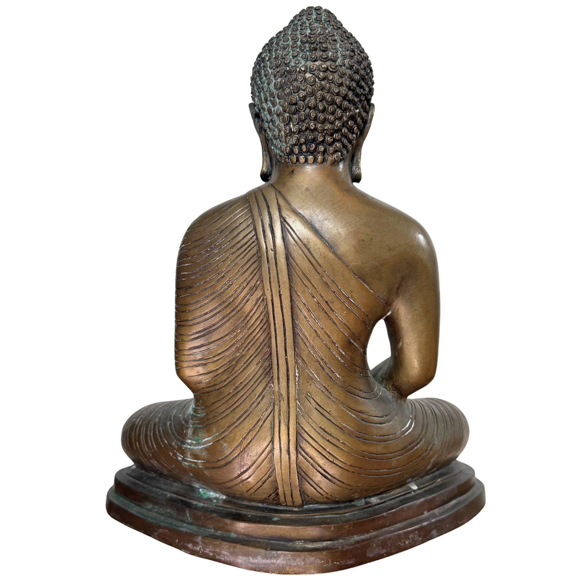 Bronzen tempelbeeld dat meditatieve energie in de ruimte verankert