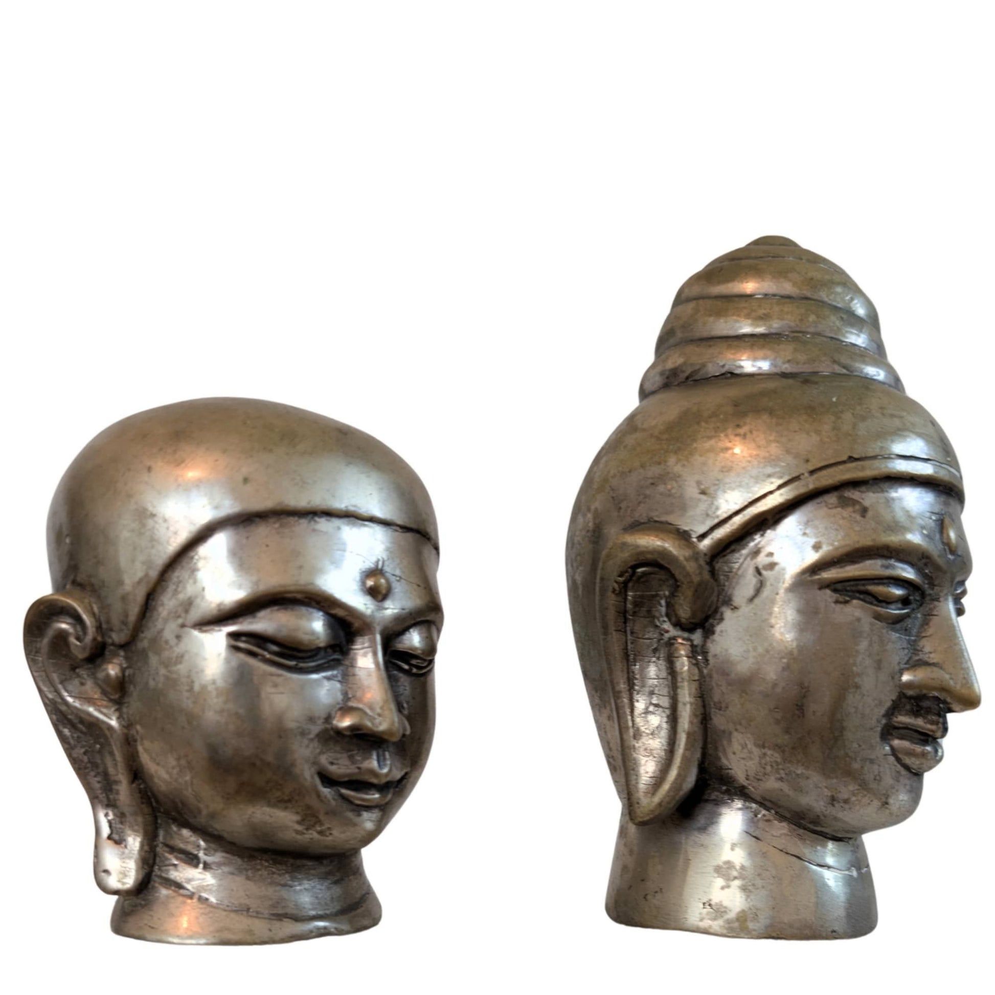 Detail van de bronzen monnik kop met gladgeschoren hoofd als symbool voor devotie.