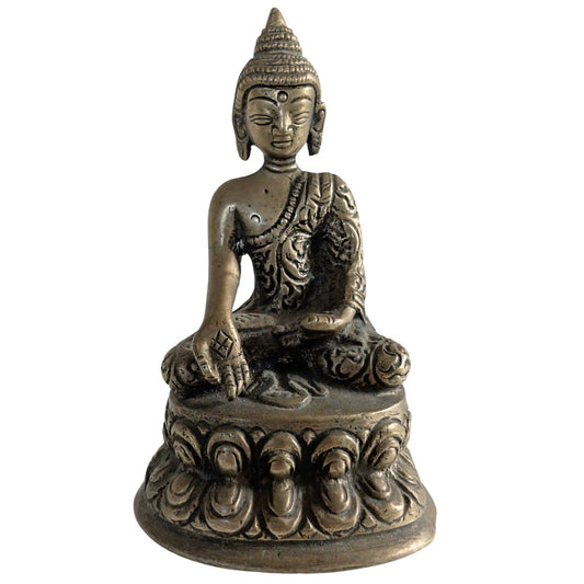 Vooraanzicht van een handgemaakt messing Boeddha beeldje uit Nepal.