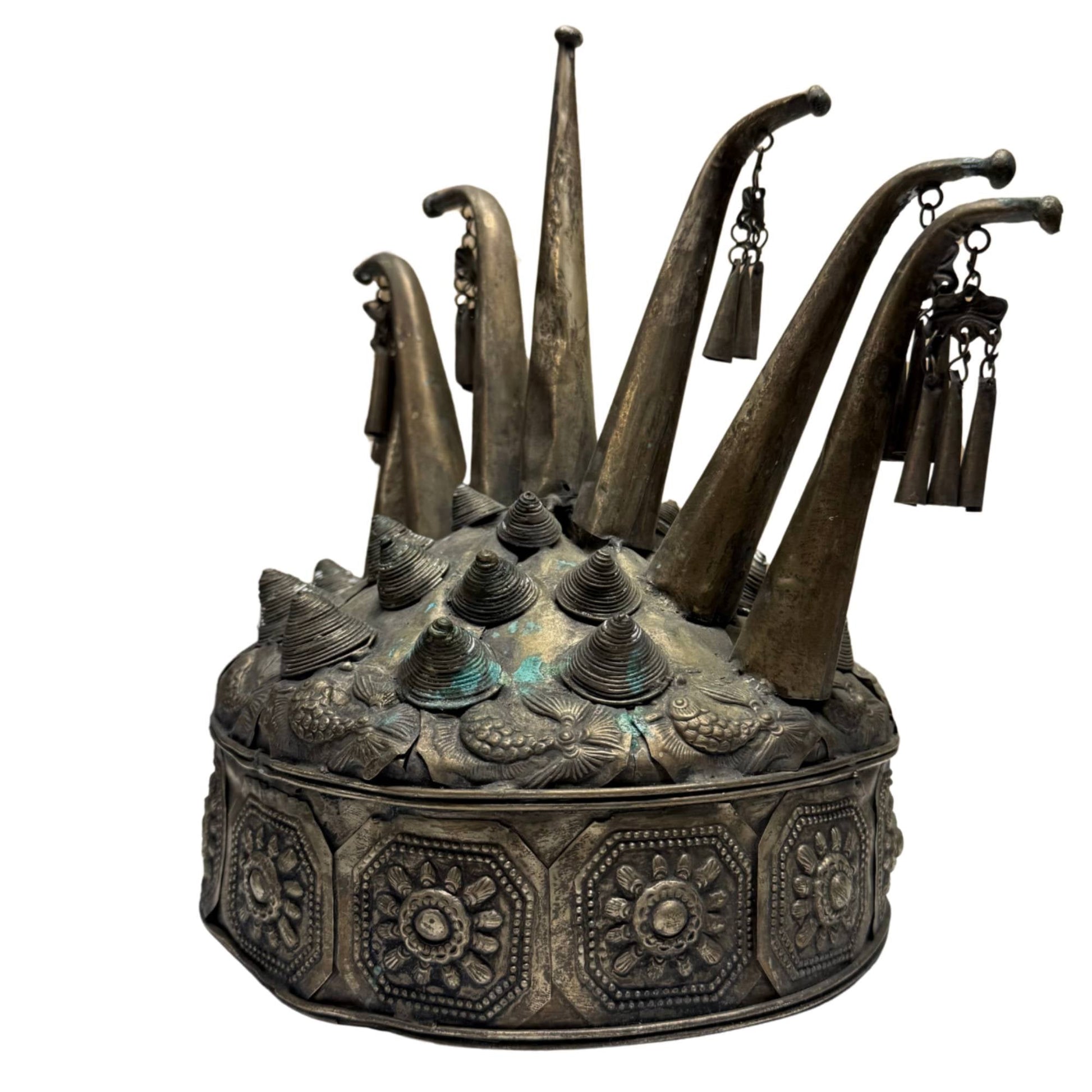 Miao kroon met repoussé vismotieven, antiek handgemaakt metalen hoofdornament met diepe ouderdomspatina