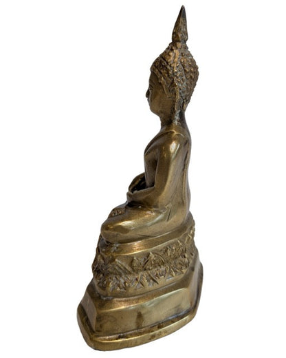 Robe and cross-legged posture of the Thai bronze Buddha