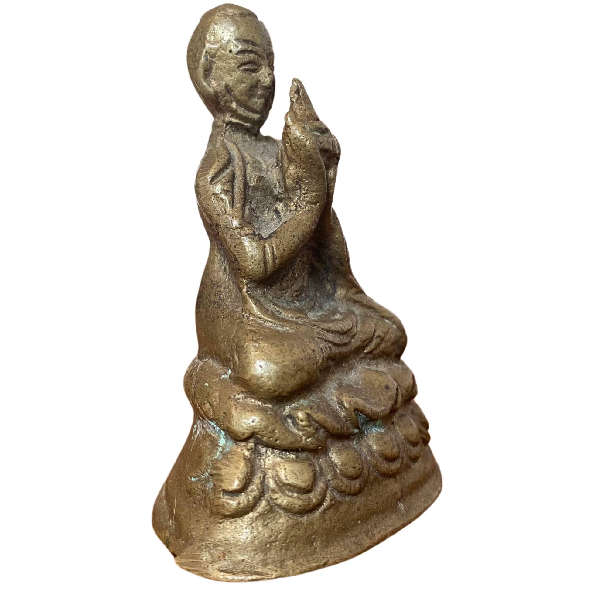 Close-up van de bronzen figuur met zichtbare sporen van historische vuurvergulding.