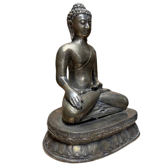 Mixed-metal Boeddha beeld contrast tussen zilveren lichaam en gouden lotus.