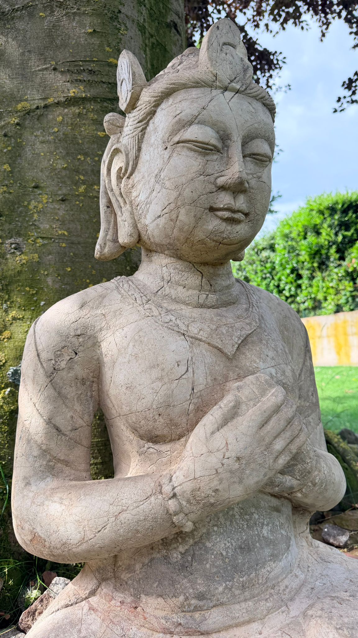 Monumentaal Aziatisch tempelbeeld uit natuursteen voor tuin of interieur