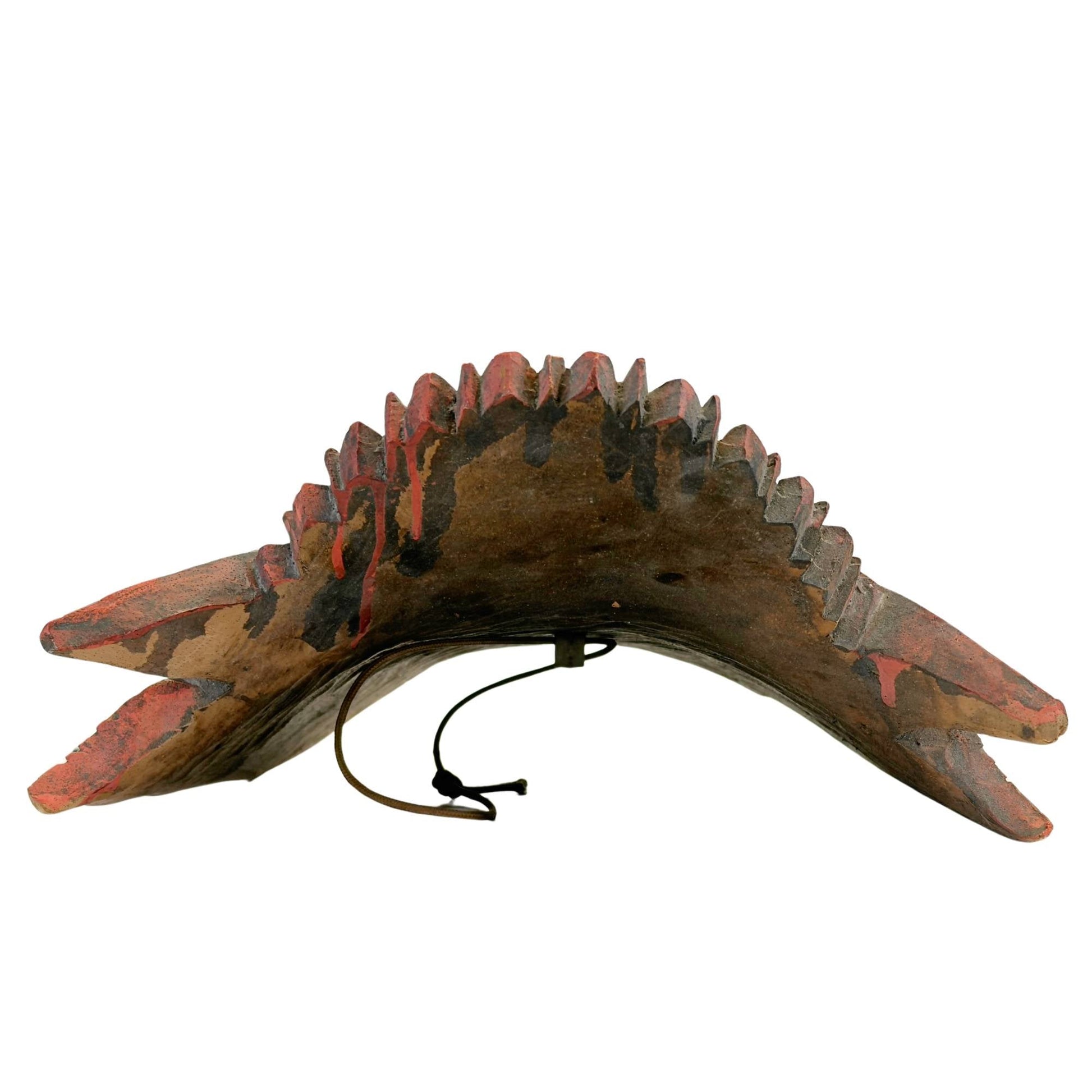 Bovenaanzicht van het grote Balinese masker, tonend de gelaagde opbouw van de koninklijke tiara met de opengewerkte vlam- en bloemmotieven.