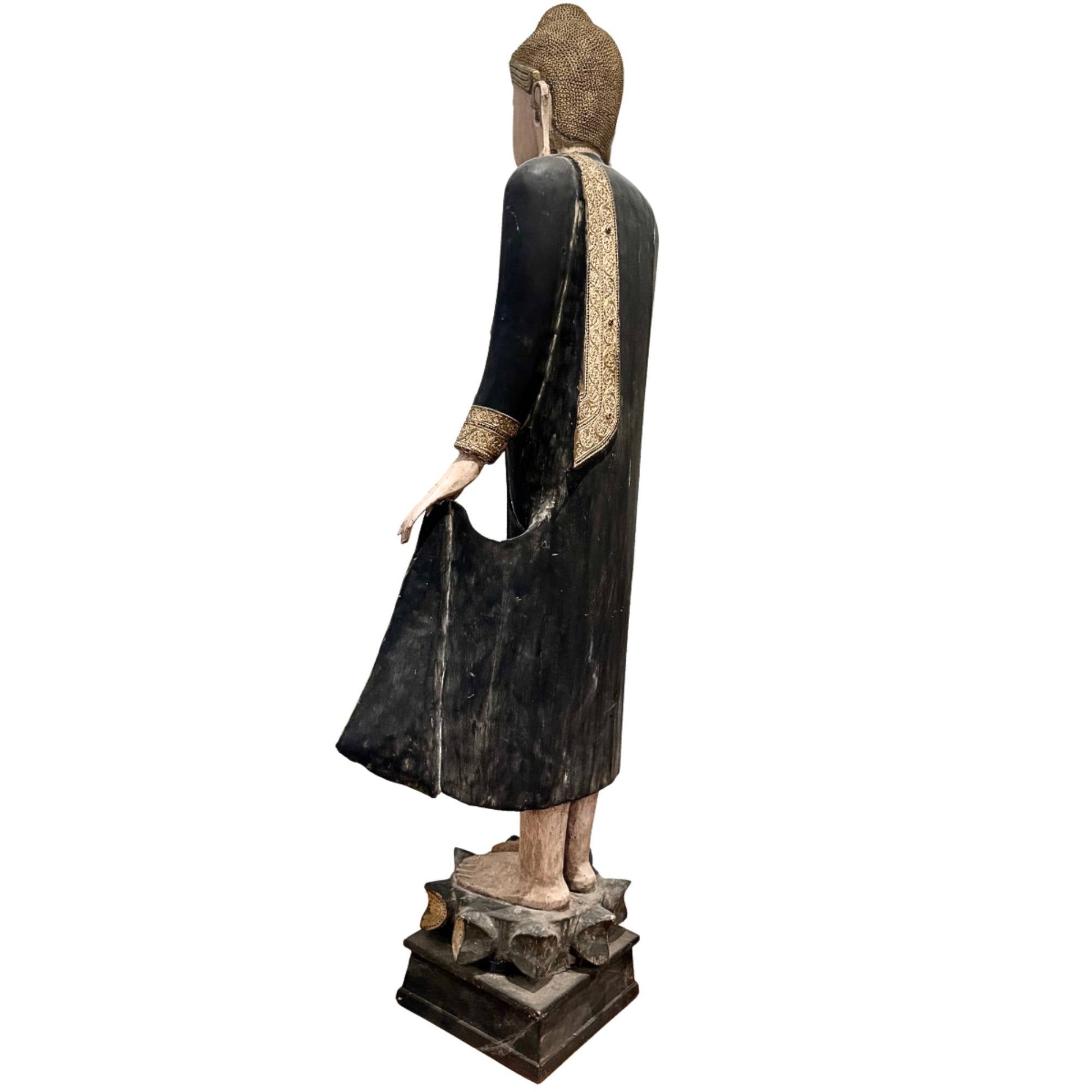 Monumentaal Boeddhabeeld uit Myanmar, antieke staande Boeddha van 190 cm met serene gezichtsuitdrukking