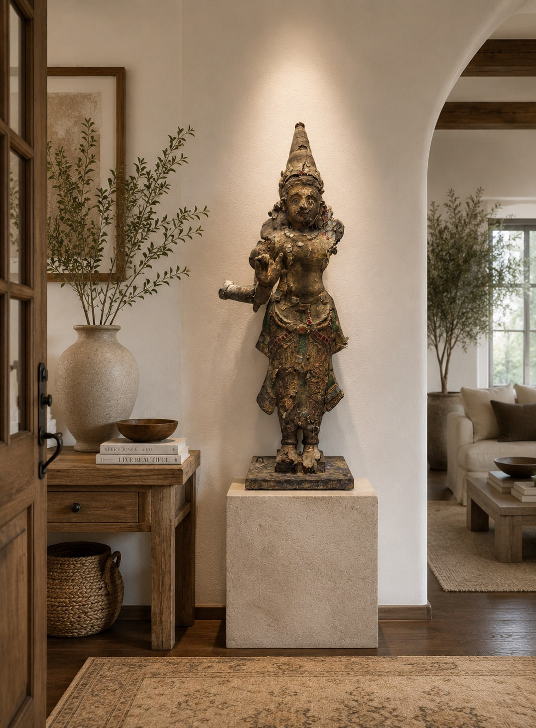 Monumentaal houten Krishna beeld met oude polychromie, glasdecoratie en verweerde tempeluitstraling