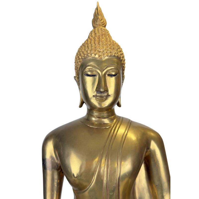 Monumentaal Thais altaarbeeld met een krachtige spirituele aanwezigheid.