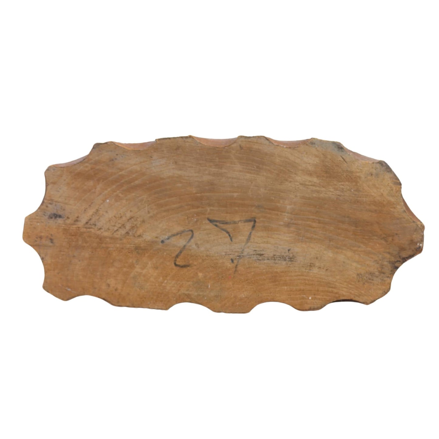 Direct onderaanzicht van de houten standvoet, tonend de zuivere jaarringen van de boomstam en de handgeschreven atelier-batchcode 27.