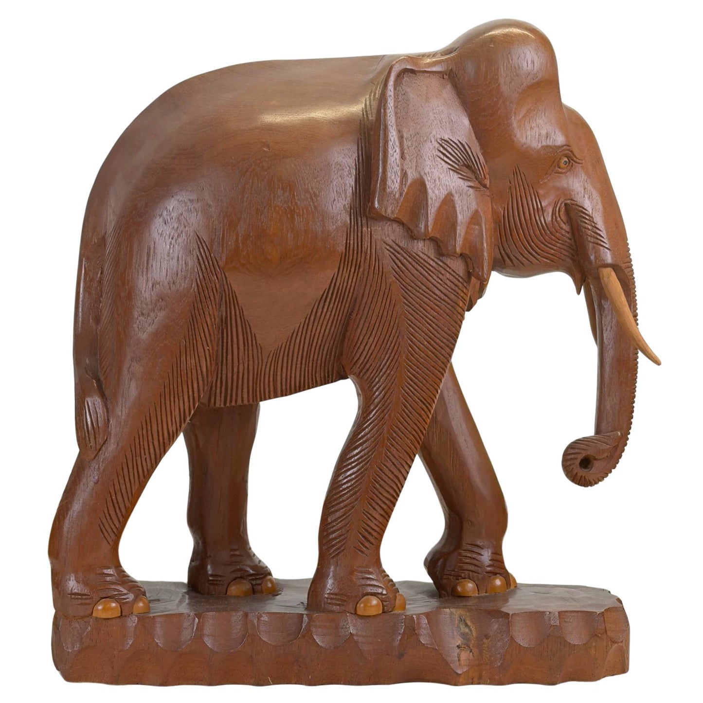 Rechter zijaanzicht van de middelste olifant, tonend de golvende bewerkte basis en de warme glans van het tropische hardhout.