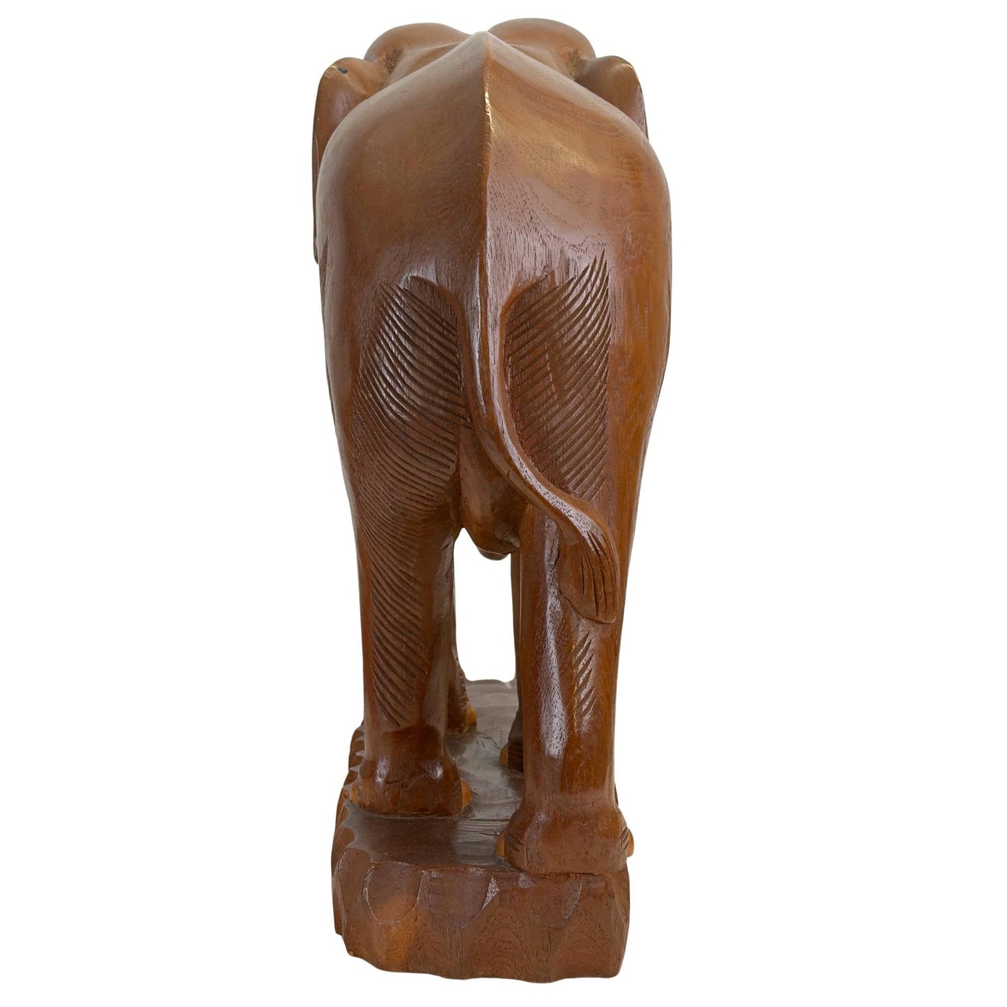 Volledig linker zijaanzicht van de kleinste handgesneden teakhouten olifant met een omhoog gekrulde slurf op een bewerkte hardhouten basis.