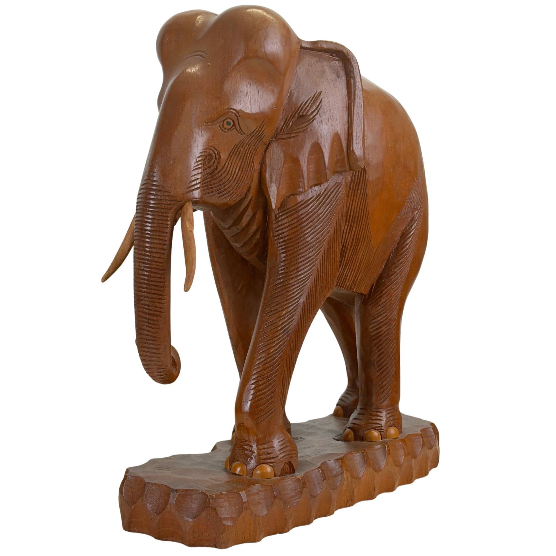 Volledig rechter zijaanzicht van de kleinste olifant uit de familie, illustrerend de pre-industriële inkervingen die de huidplooien nabootsen.