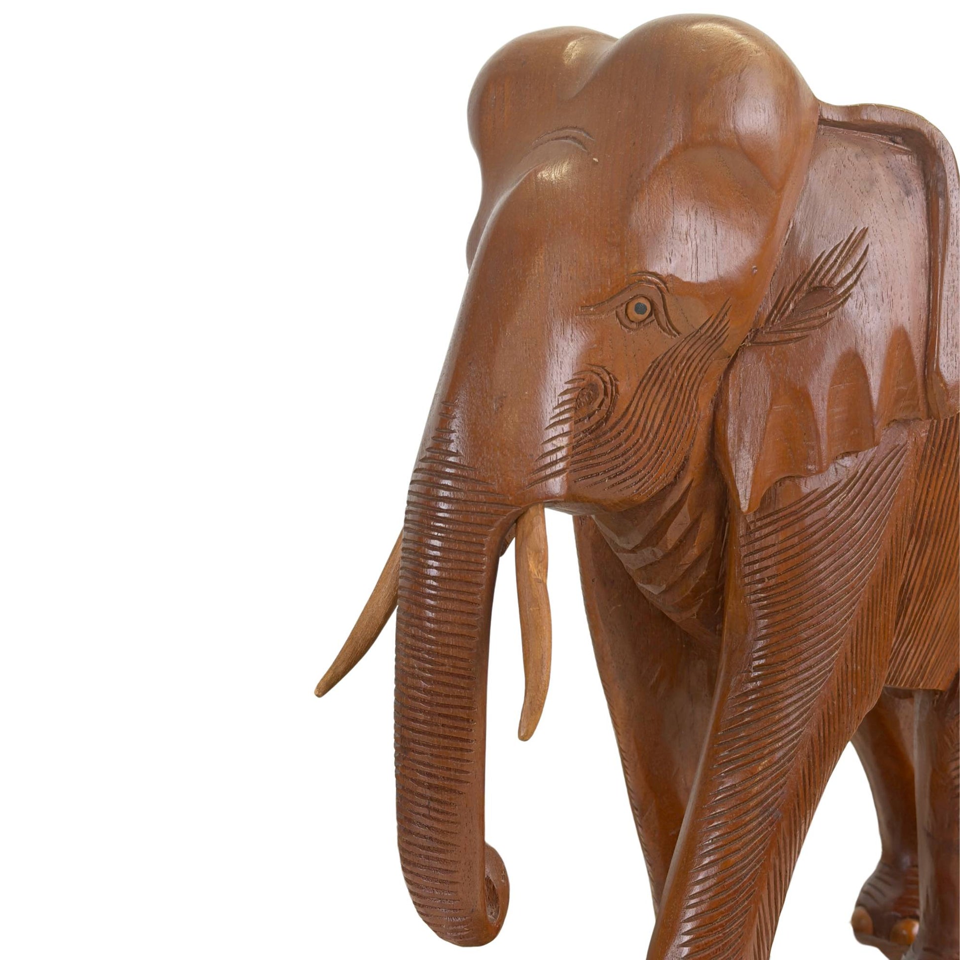 Direct achteraanzicht van het kleinste teakhouten diersculptuur met focus op de voorpoten en de vloeiende structuur 