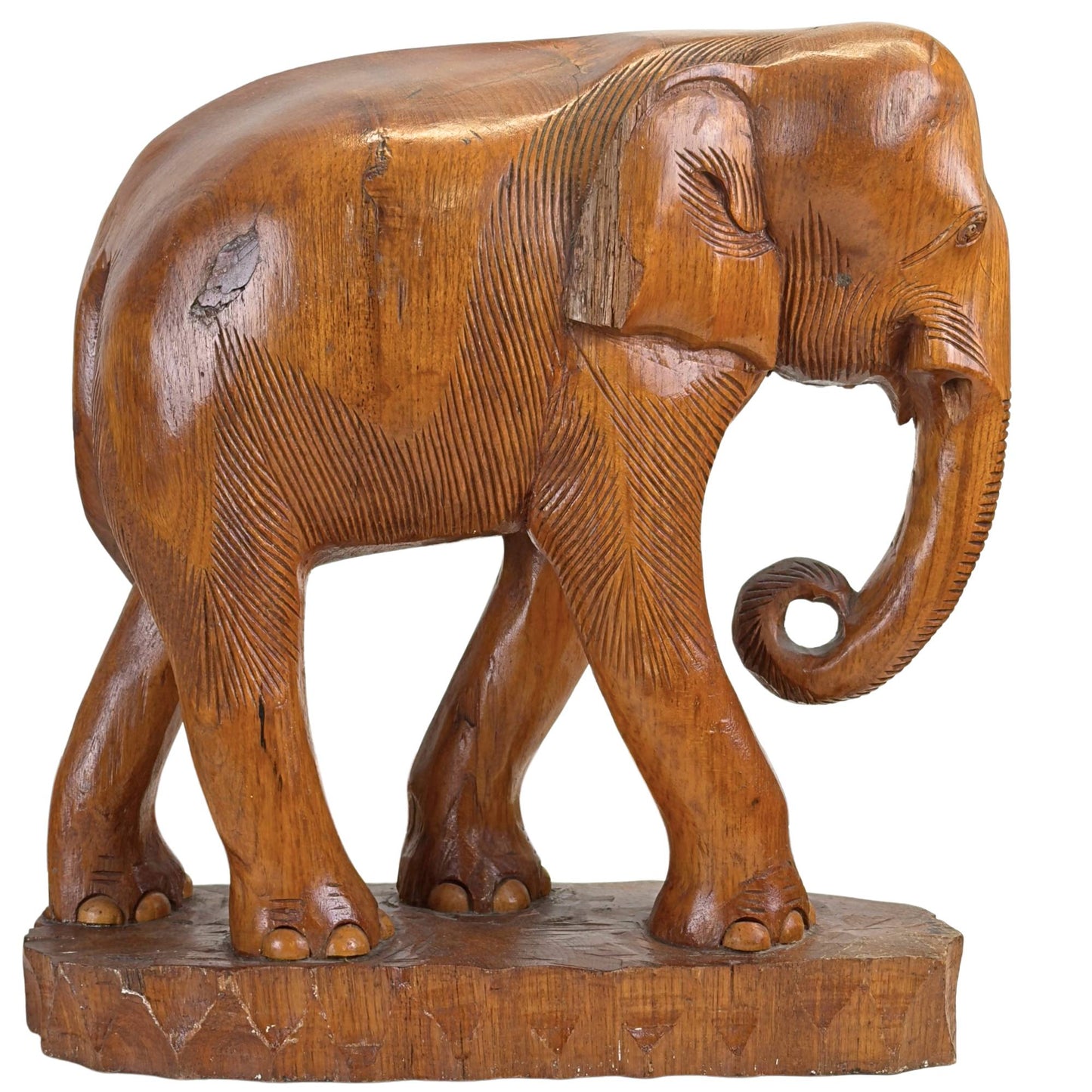 linkerzijde van de kleinste olifant, die de diepe, warme glans en de massieve volumewerking van het hout vangt.