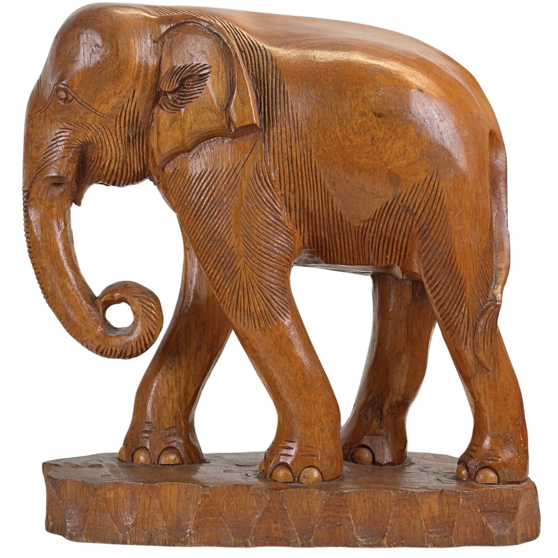 Volledig linker zijaanzicht van de kleinste olifant sculptuur, illustrerend de strakke, parallelle inkervingen die de huidstructuur en rimpels in het massieve hardhout weergeven.