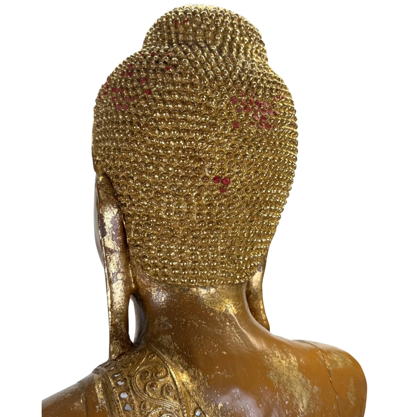 Monumentale Birmese Boeddha in zijprofiel met goudlak, oude polychromie en rijk versierde troonrand en achterhoofd