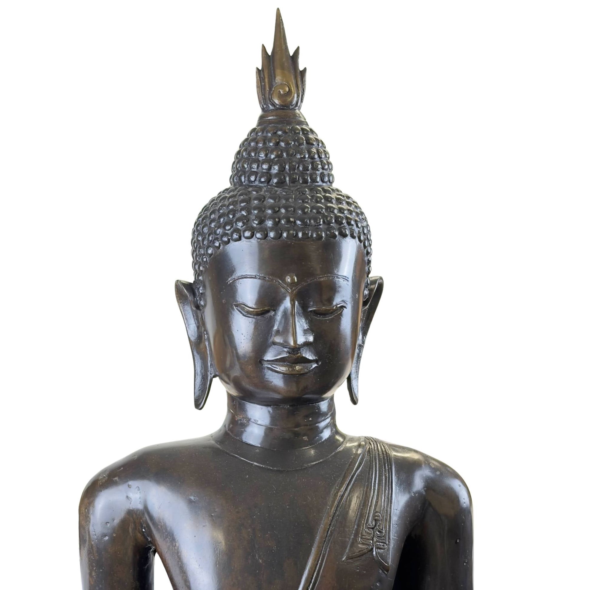 Monumentale bronzen Boeddha sculptuur geïnspireerd op de Thaise traditie