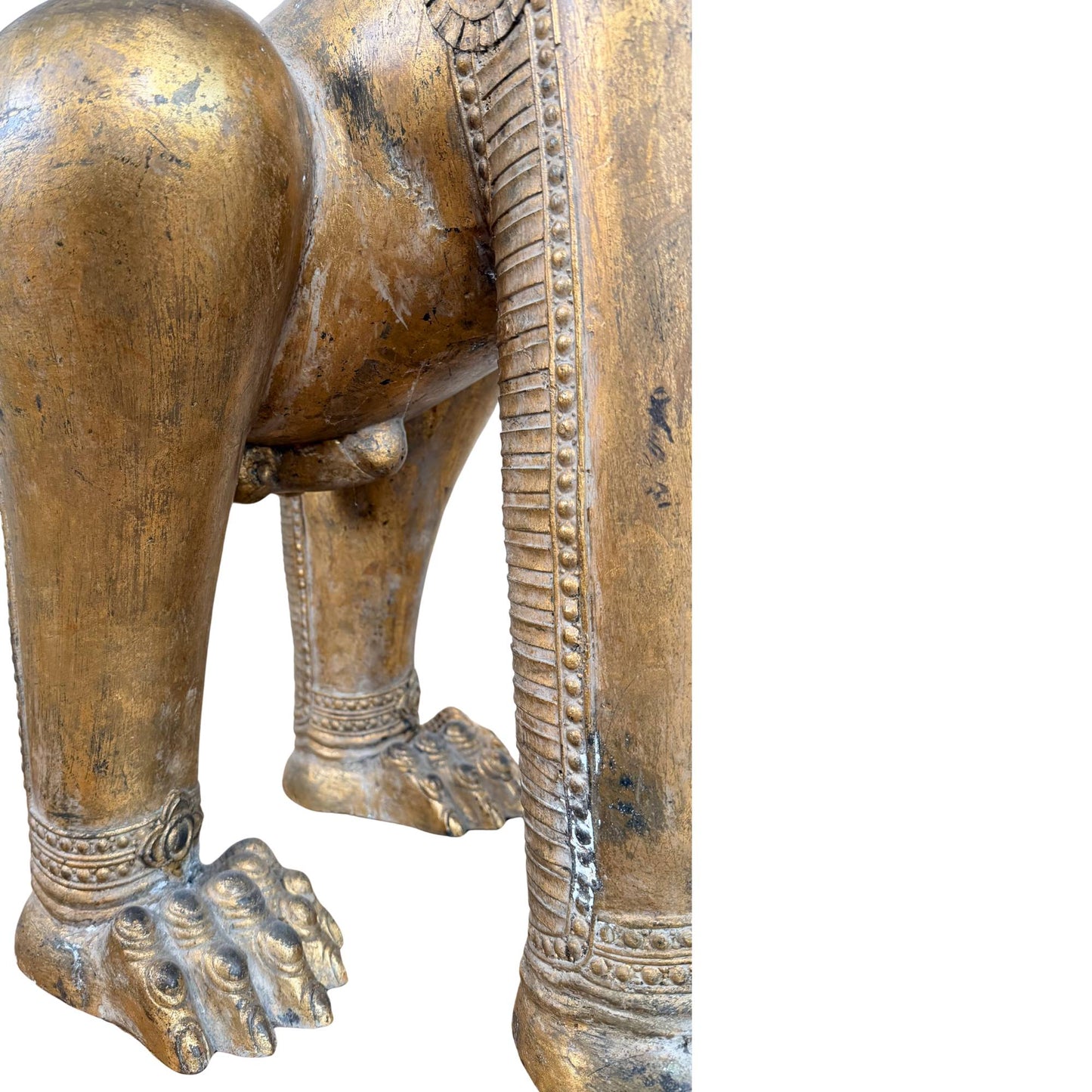 Monumentale boeddhistische tempelleeuw, vergulde Singha uit Thailand met krachtige rituele beschermfunctie