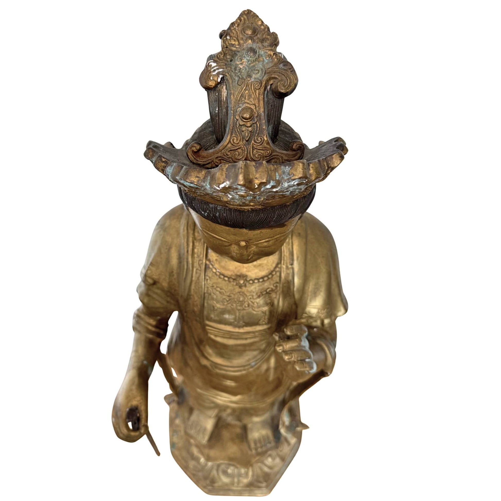 Hero Shot: Monumentale 113 cm Japanse Sho-Kannon, Edo-periode (17e eeuw), in een donkere galerie-setting met dramatische belichting, tonend zijn uitzonderlijke meesterwerk-aanwezigheid.