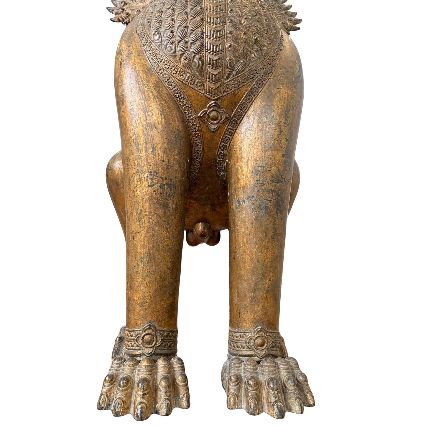 Monumentale Singha leeuw uit Thailand, antieke vergulde tempelwachter met zeldzame rituele vorm