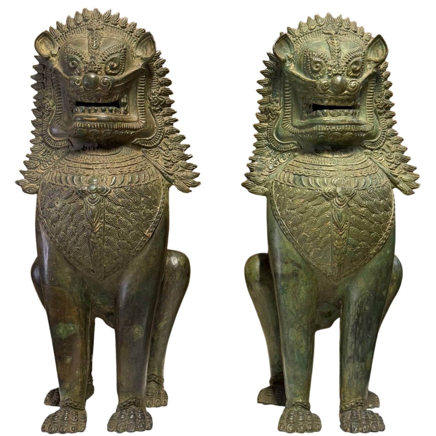 Paar monumentale Singha tempelleeuwen van zeer oud brons voor huisbescherming