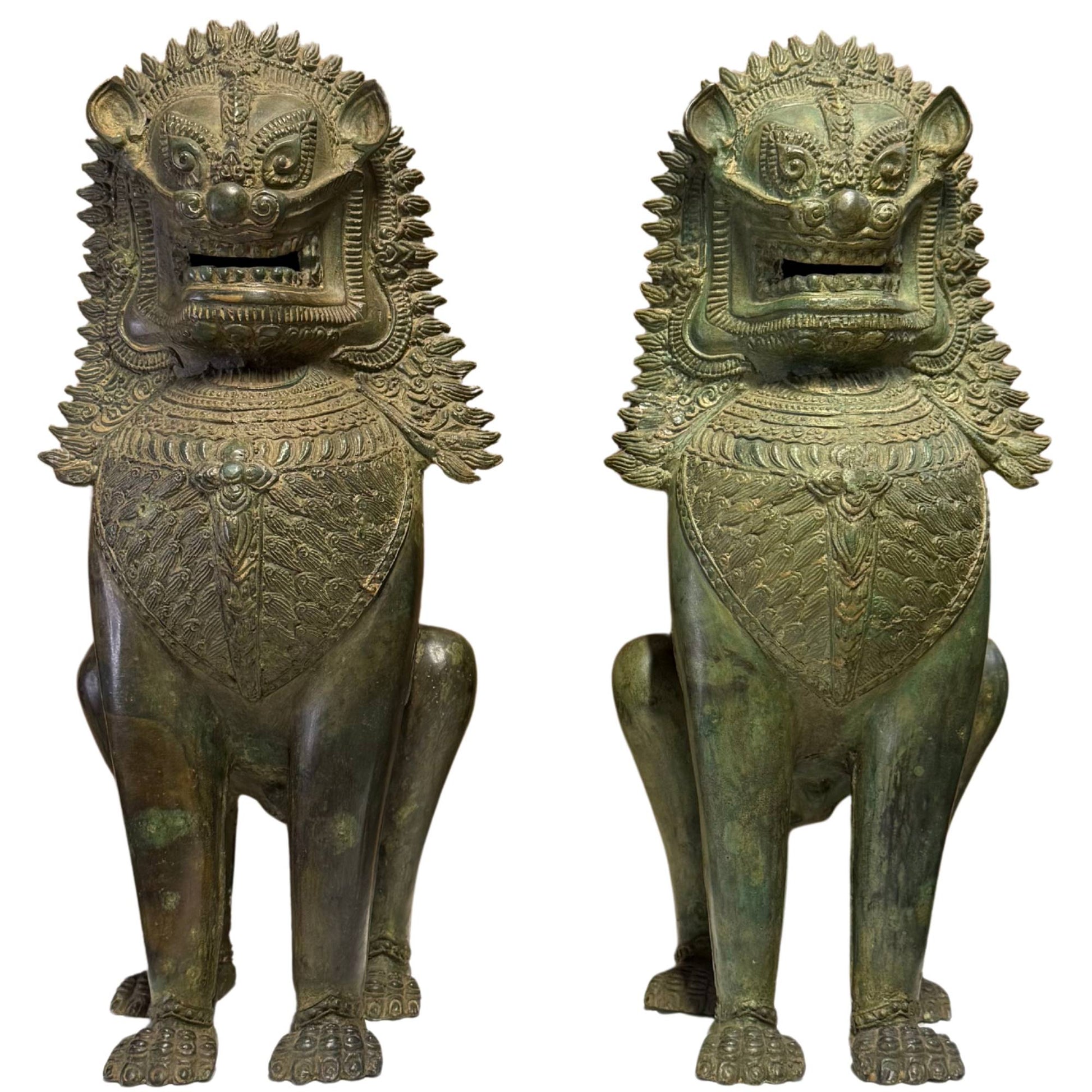 Paar monumentale Singha tempelleeuwen van zeer oud brons voor huisbescherming