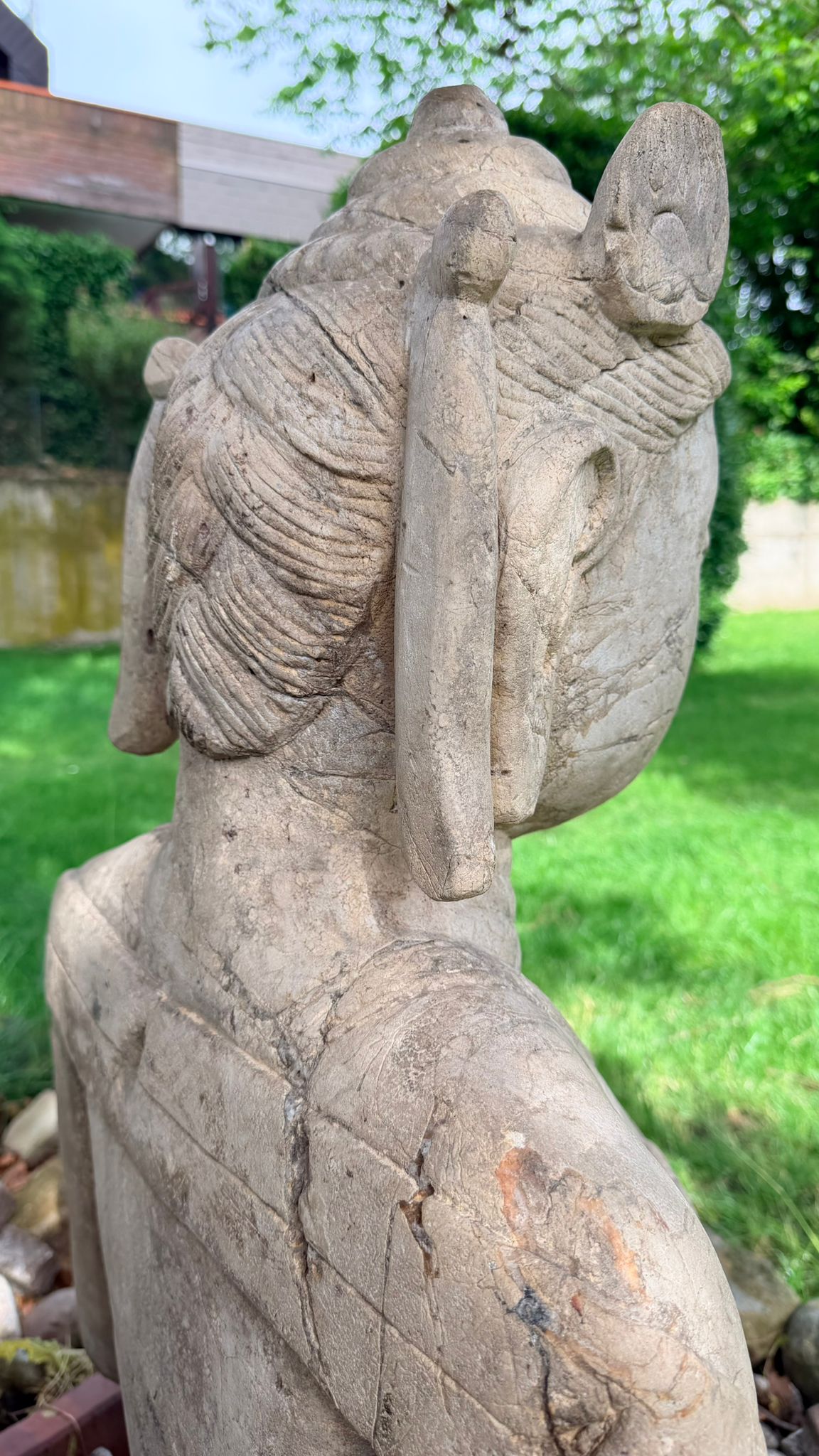 Monumentale Indonesische tempelfiguur met eeuwenoude steenstructuur