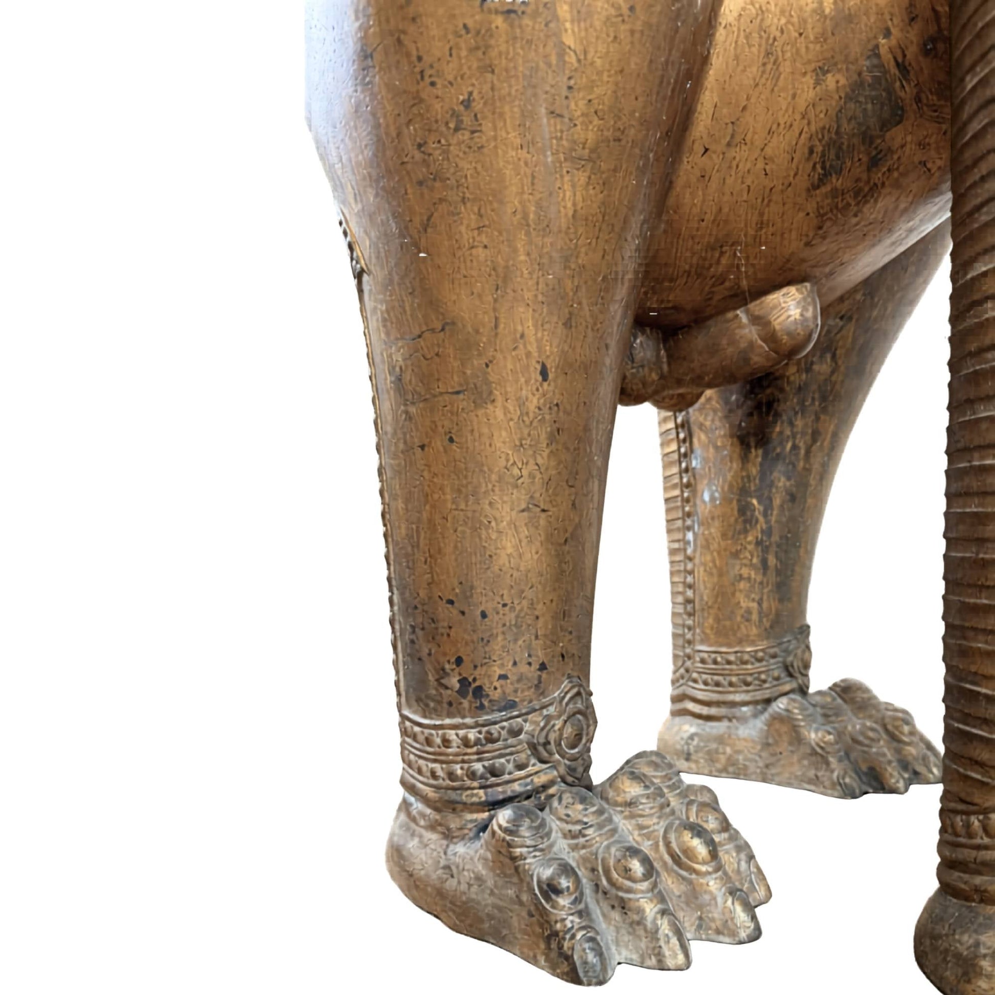 Monumentale Thaise tempelwachter in verguld brons, antieke Singha leeuw uit de boeddhistische tempelkunst