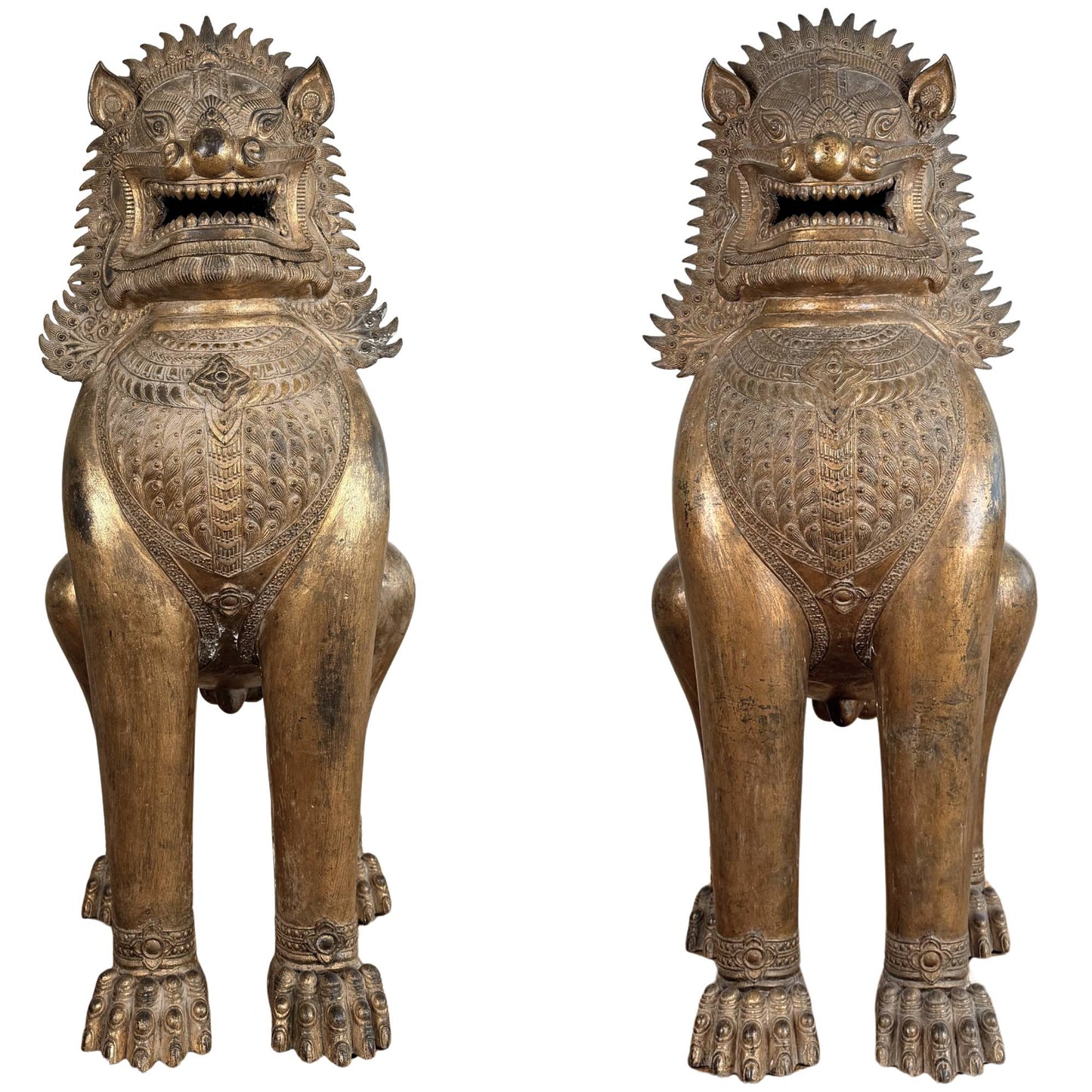 Monumentale vergulde Singha tempelleeuw uit Thailand, antieke boeddhistische tempelwachter met krachtige rituele uitstraling