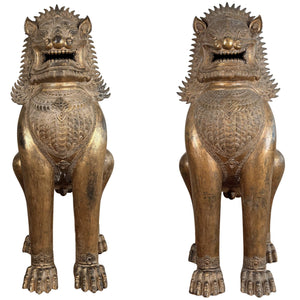 Monumentaal Paar Antieke Vuurvergulde Thaise Tempelleeuwen (Singha) – Dharmachakra Zegel – 18e Eeuw – H 104 cm / ~90 kg