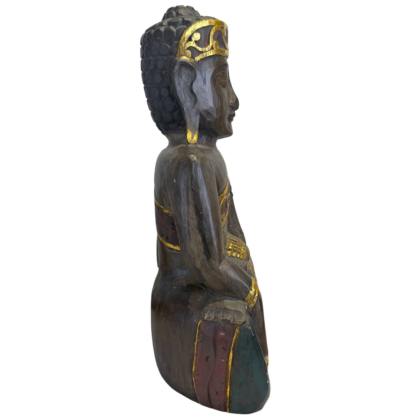 Rechter zijaanzicht van de Indonesische sculptuur, illustrerend de handgesneden kledinglijnen en de diepe, donkere houtpatina.