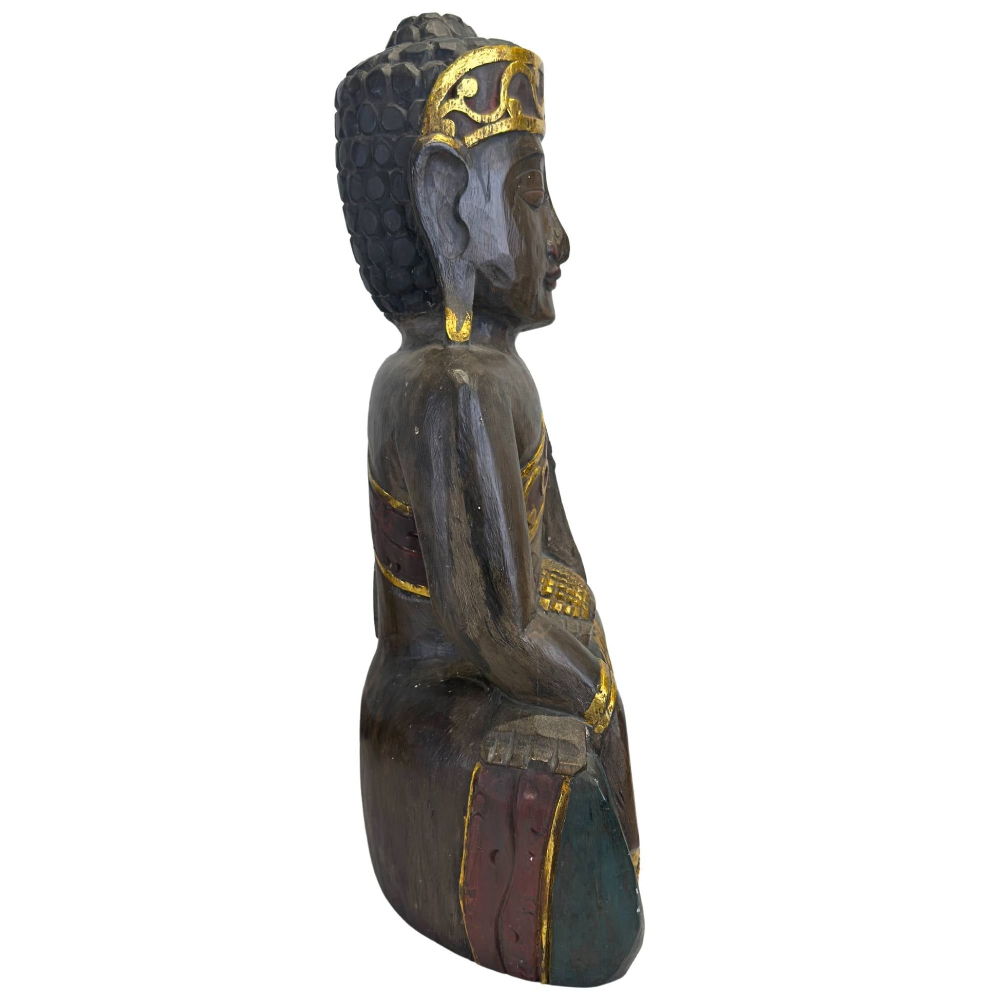 Rechter zijaanzicht van de Indonesische sculptuur, illustrerend de handgesneden kledinglijnen en de diepe, donkere houtpatina.