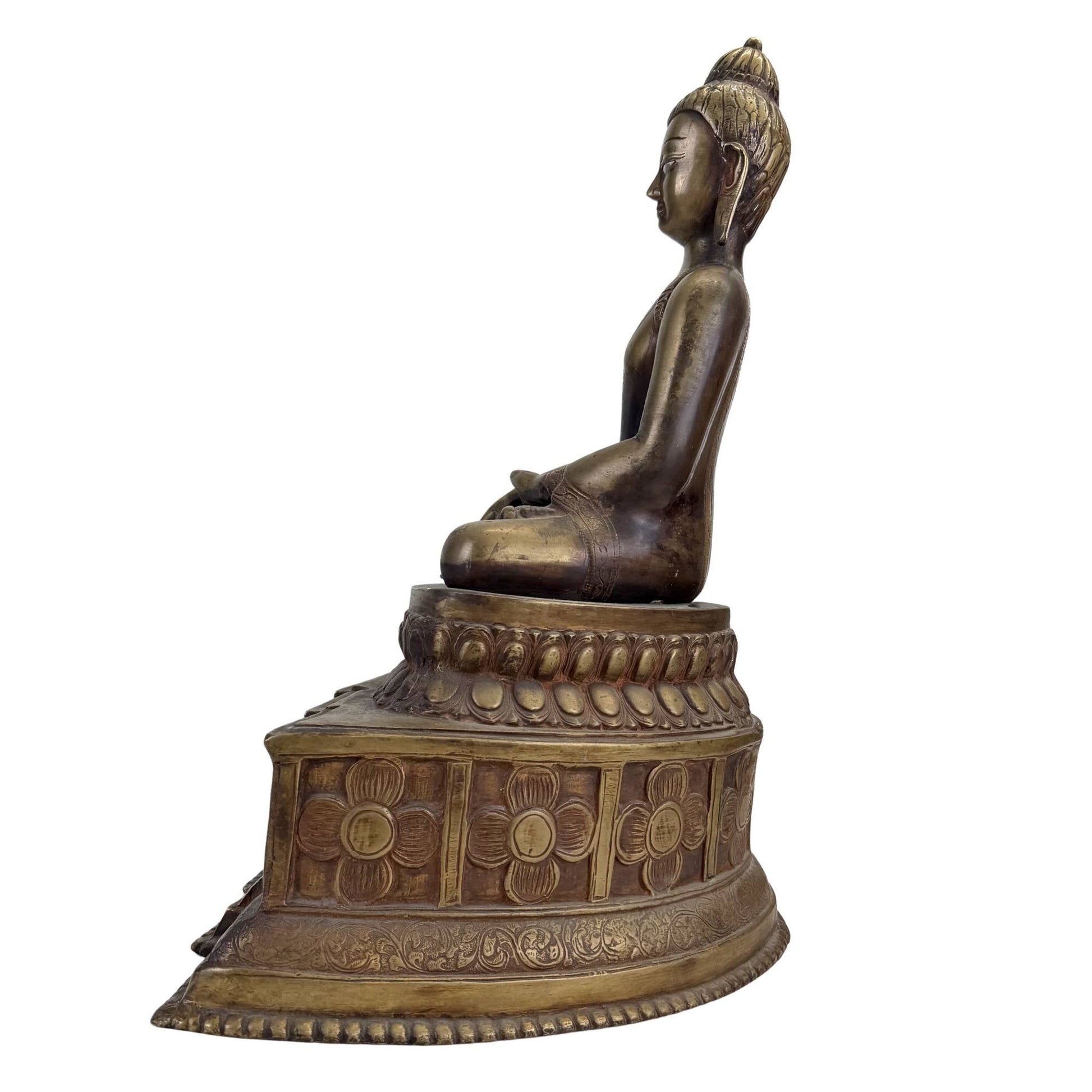 Museumwaardige Himalaya Boeddha met diepe donkere tempelpatina en rituele uitstraling