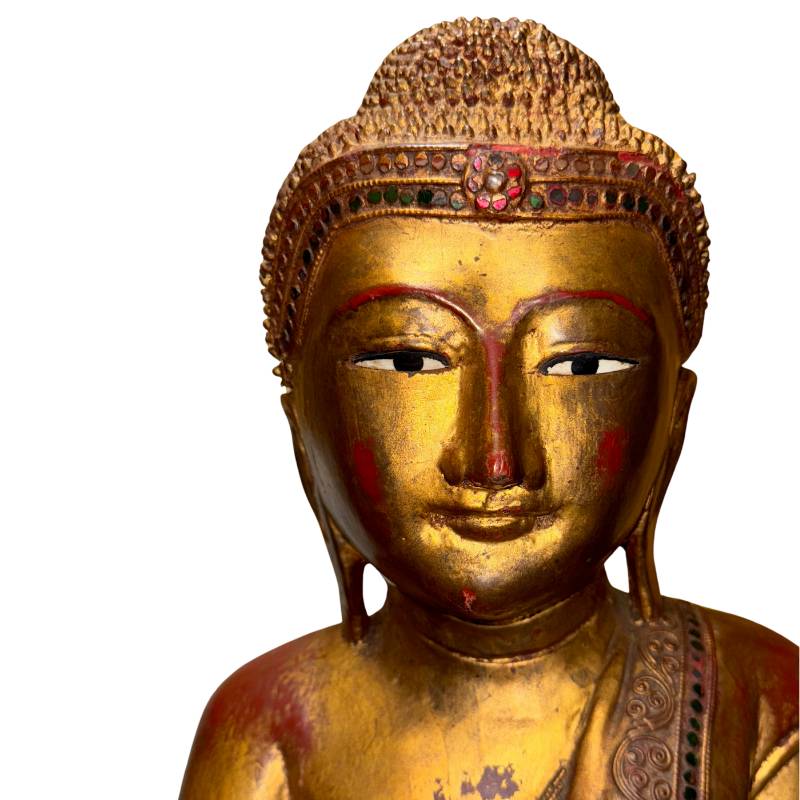 Myanmar devotiebeeld van hout met vergulde afwerking en antiek karakter