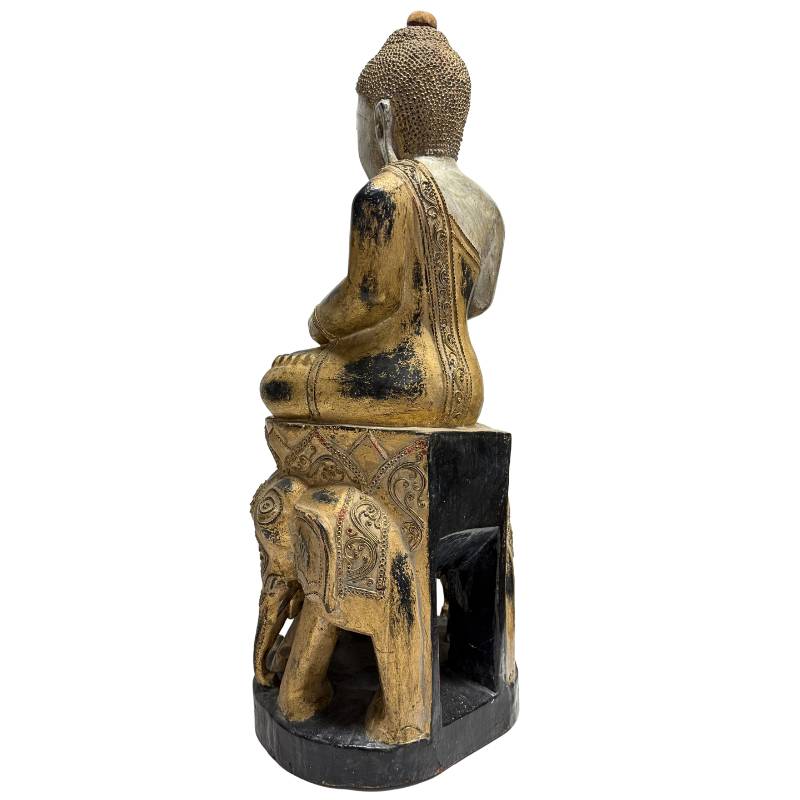 tempelboeddha uit myanmar met decoratieve olifantenbasis