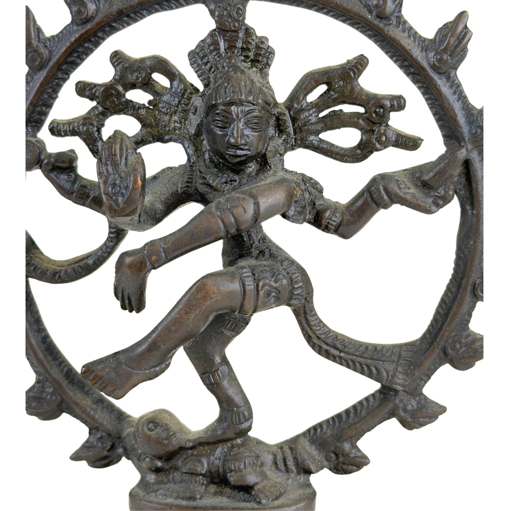 Nataraja altaarbeeldje met lotusvoet en gelaagde vierkante basis